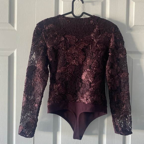 NWT: EXPRESS Lace Embroidered V-Neck Long Sleeve Thong Bodysuit - Picture 3 of 3